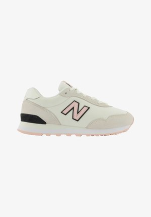 Biały i beżowy sneaker New Balance z różowym logo N, białymi sznurówkami i jasnoróżową podeszwą, pokazany z boku na białym tle.