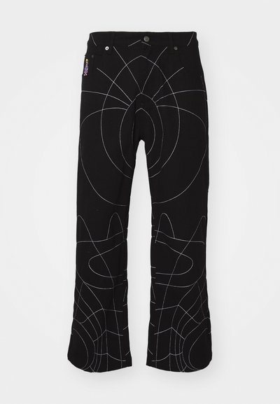 Pantaloni negri cu cusături abstracte albe. Prezintă buzunare standard, închidere cu nasture și un design cu picior drept. Material texturat.