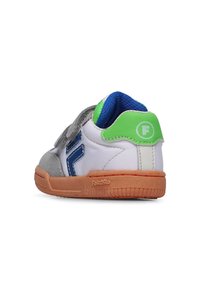Sneaker bianca con accenti grigi, fodera blu e tallone verde. Caratterizzato da una striscia con velcro, suola in gomma e dettaglio del logo.
