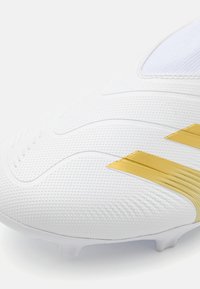 adidas Performance PREDATOR LEAGUE LACELESS FG - Botines de fútbol para terreno firme - footwear white/gold metallic