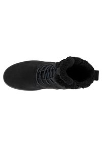 Botín de ante negro con un diseño de cordones, forro de piel suave alrededor del cuello y punta redonda. Suela plana de goma.