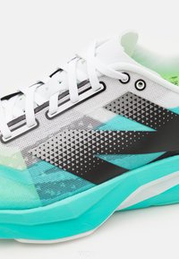 New Balance FUELCELL REBEL V4 - Apavi skriešanai pa asfaltu - green