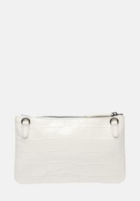 Witte croco-embossed tas met een gladde, gestructureerde afwerking, voorzien van een ritssluiting en twee lusgrepen.