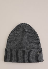 Gorro de punto gris con textura acanalada, que presenta un dobladillo y un pequeño parche con logo en el lado.