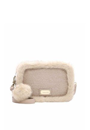 Petit sac à main rectangulaire beige avec bordure en fausse fourrure douce, porte-clés pompon assorti et bandoulière réglable avec ferrures dorées.