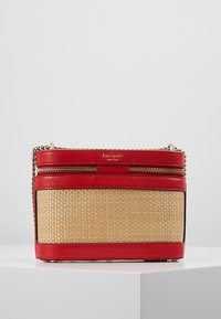 Czerwona torba na ramię z naturalnej skóry i plecionego słomy z łańcuszkowym paskiem oraz dwiema komorami na suwak. Logo marki widoczne z przodu.