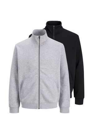 Zwei Zip-up-Jacken mit Stehkragen, eine hellgrau vorne und eine schwarz hinten, beide mit langen Ärmeln und Fronttaschen.
