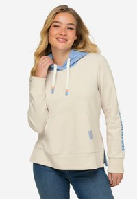 Lys beige hoodie med blå accenter og hætte. Har en frontlomme og sideslidser, fremstillet af blødt stof. Brandlogo på ærmet.