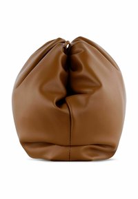 Borsa in pelle marrone con un design arrotondato e arricciato nella parte superiore. Presenta una texture liscia e un delicato dettaglio di cucitura alla base.