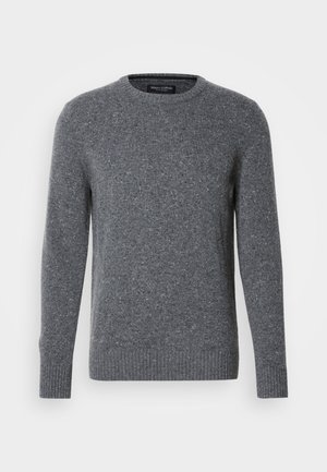 Pulover tricotat gri, cu guler rotund, manșete și tiv ribbate, țesătură texturată cu striații subtile, prezentând un design clasic, de tip regular-fit.