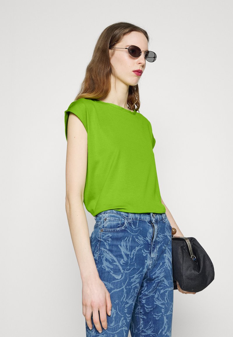 Damen Bekleidung | Marc Cain T-Shirt basic granny smith/grün - XT46799 Damen Bekleidung | Marc Cain T-Shirt basic granny smith/grün - XT46799