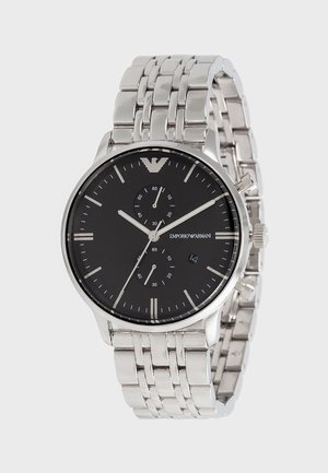 Montre à bracelet en métal argenté avec cadran noir, deux sous-cadrans, fenêtre de date, index des heures argentés et logo Emporio Armani à 12 heures.