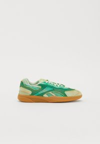 Grüne und hellgrüne Sneakers mit einer strukturierten Oberseite, kontrastierenden Akzenten und einer Gummisohle. Verfügt über eine Schnürung und ein Logo-Detail.