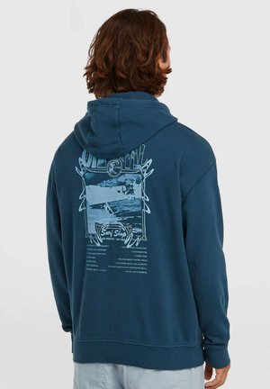 Navyblauer Hoodie mit einem grafischen Druck auf der Rückseite, der eine Surfszene zeigt, umgeben von kunstvollen Designs und Ortsangaben. Weiche Textur.