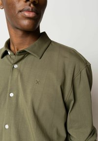 Clean Cut Copenhagen STRETCH  - Camisa elegante - army