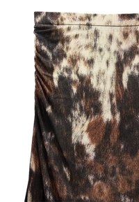 Brązowy i kremowy materiał elastyczny w wzory o miękkiej teksturze, z marszczeniami po jednej stronie, tworzącymi subtelne drapowanie.