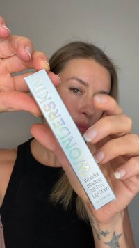 Wonder Blading All-Day Lip Stain in een zilveren, reflecterende doos. Voorzien van een gegraveerde merknaam in holografische letters. Inhoud: 4 ml.