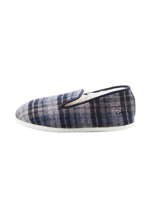 Pantofole slip-on a quadri blu e grigio con fodera bianca e piccolo logo rosso e bianco sul lato, mostrata dal lato esterno.