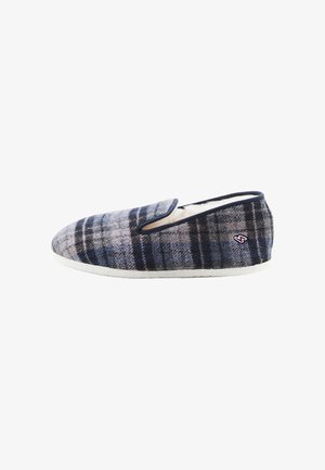 Pantofole slip-on a quadri blu e grigio con fodera bianca e piccolo logo rosso e bianco sul lato, mostrata dal lato esterno.