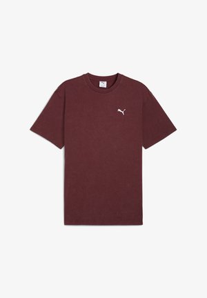 Burgundiško spalvos medvilninis marškinėliai trumpomis rankovėmis, apvaliu kaklu ir mažu baltu Puma logotipu ant kairiojo krūtinės kampo. Minkšta tekstūra, kasdieniškas dizainas.