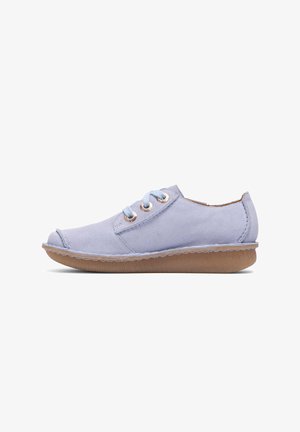 Hellblauer Wildlederschuh im Casual-Stil mit kurzen Schnürsenkeln, Metallösen, genähter Sohle und brauner profilierter Gummisohle.