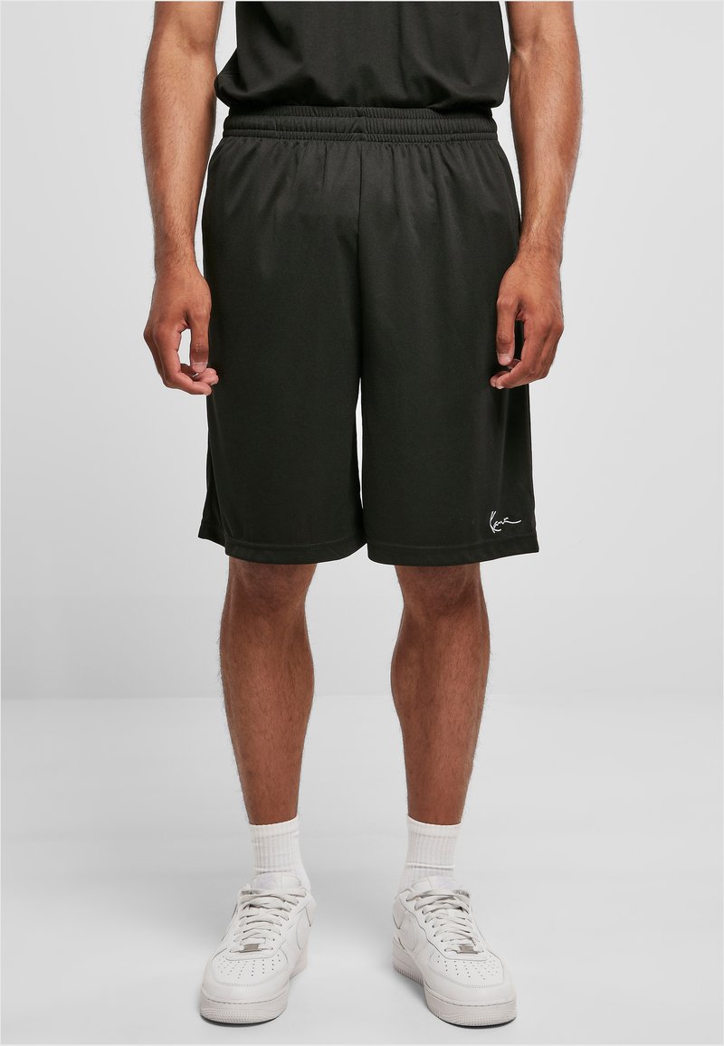 Shorts de sport noirs avec une taille élastique, des poches latérales et un petit logo en accent ; fabriqués en tissu léger et respirant.