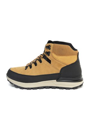 Buty trekkingowe w kolorze brązowym i czarnym, z wyściełanym kołnierzem, metalowymi oczkami, teksturowaną gumową podeszwą, wzmocnionym czubkiem i kontrastowym wzorem.