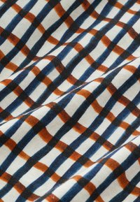 Textil cu un model în carouri, cu linii groase alternative de portocaliu, albastru marin și negru pe un fundal alb; textură de țesătură netedă.