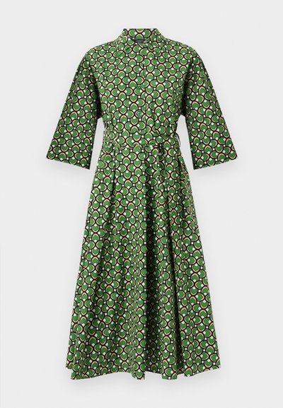Zelena haljina s uzorkom, kragnom, rukavima do tri četvrtine i remenom. Ima geometrijski print u crnoj, bijeloj i ružičastoj boji.