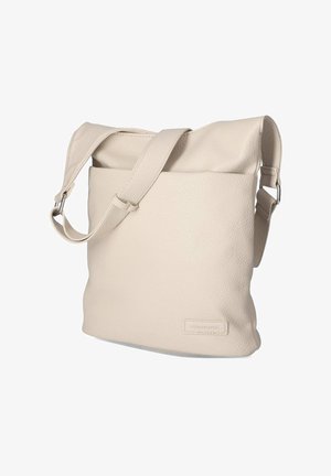 Beige Leder-Crossbody-Tasche mit verstellbarem Schulterriemen, rechteckiger Form, strukturierter Oberfläche und kleinem Marken-Patch unten an der Vorderseite.