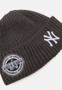 New Era NEW TRADITIONS BEANIE UNISEX - Muts - grey/white