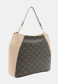 Borsa tote beige chiaro e marrone scuro con superficie decorata, dettagli dorati e design strutturato con pannelli bicolore e borchie.