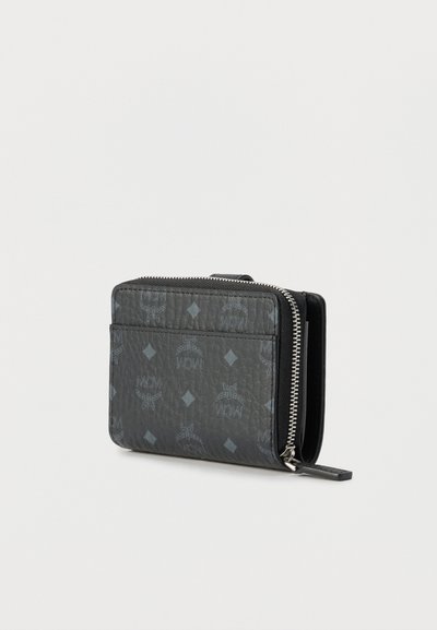 Portefeuille en cuir noir texturé avec un motif de logos MCM gris, une poche avant et une fermeture éclair argentée sur les bords supérieur et latéral.
