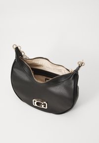 Borsa a tracolla a mezzaluna in pelle nera con logo "G" dorato e interno beige con marchio, dotata di un compartimento principale con zip e anelli per tracolla removibili.