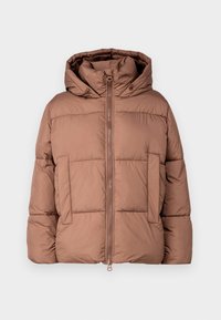 Brun puffjakke med høy krage, frontglidelås, to store frontlommer og hette. Glatt stoff med kviltede mønstre.