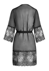 Czarny koronkowy kimono z rękawami w trzech czwartych w kształcie dzwonu, przejrzystym ciałem i satynowym paskiem w talii. Posiada misterną koronkową dekorację na rękawach i dole.