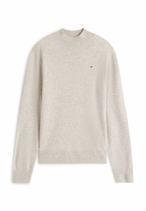 Lichtgrijze trui met een geribbelde ronde hals en manchetten. Zachte structuur, lange mouwen en een klein logoaccent op de borst. Classic fit.