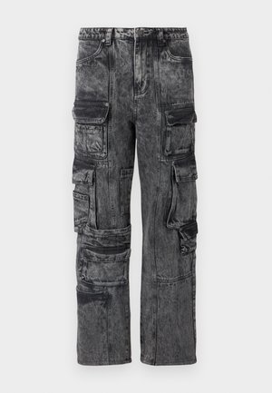 Cargo bukser i en falmet sort denim. Har flere sidelommer, en afslappet pasform og synlige stikninger. Tekstureret stof med et slidt udseende.
