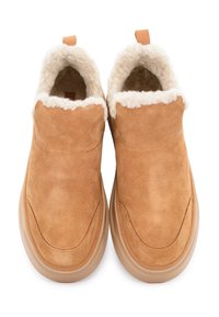 Para brązowych zamszowych butów wsuwanych z beżowym futrem i gumowymi podeszwami, widzianych z góry na białym tle.