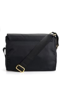 Borsa a tracolla nera realizzata in tessuto testurizzato, caratterizzata da un cappuccio superiore piatto, una tracolla regolabile e dettagli in metallo dorato.