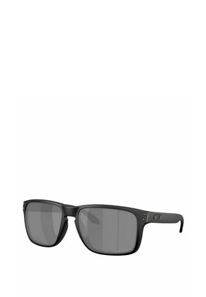 Schwarze rechteckige Sonnenbrille mit dunkeltönenden Gläsern, robuster mattschwarzer Kunststoffrahmen und metallischen Akzenten an den Scharnieren.