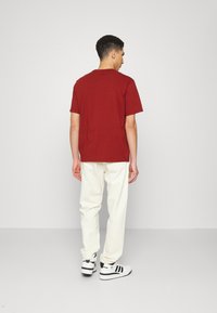 Levi's® SS RELAXED FIT TEE - T-shirt estampada - fired brick
