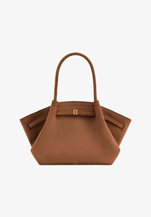 Sac à main en cuir marron avec des côtés structurés et évasés, une anse unique sur le dessus, et un petit fermoir doré sur le rabat avant.