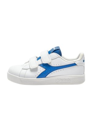 Sneaker bianca bassa con striscia blu, due cinturini in velcro e colletto imbottito, visibile di profilo su sfondo bianco.