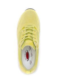 Lichtgele sportshoe met bovenwerk van mesh en suede, gewatteerde tong, ronde veters en gevoerde binnenzool. Witte zool met een grippatroon.