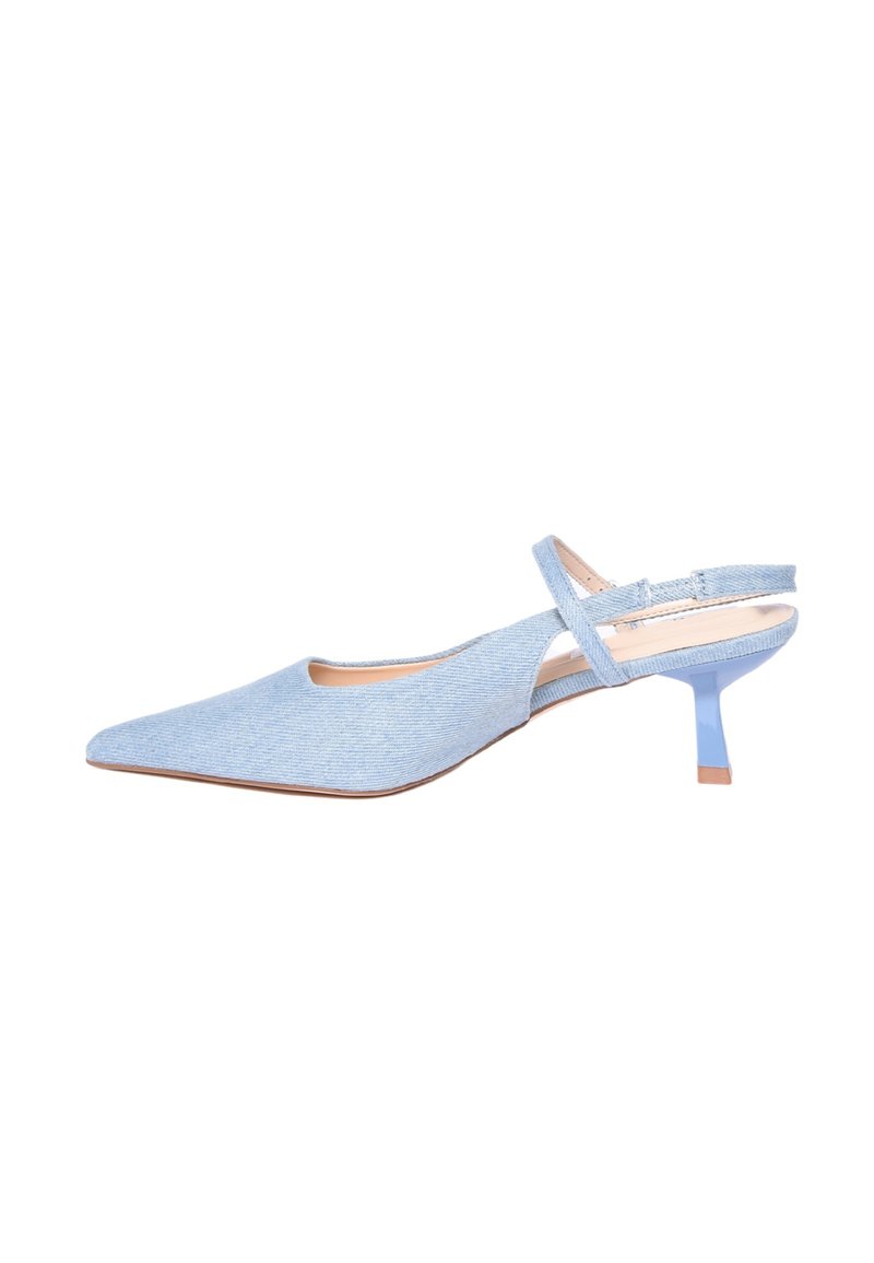 Slingback con tacco in denim blu con punta appuntita, tacco sottile blu e cinturino alla caviglia, caratterizzato da una finitura in tessuto texturizzato.