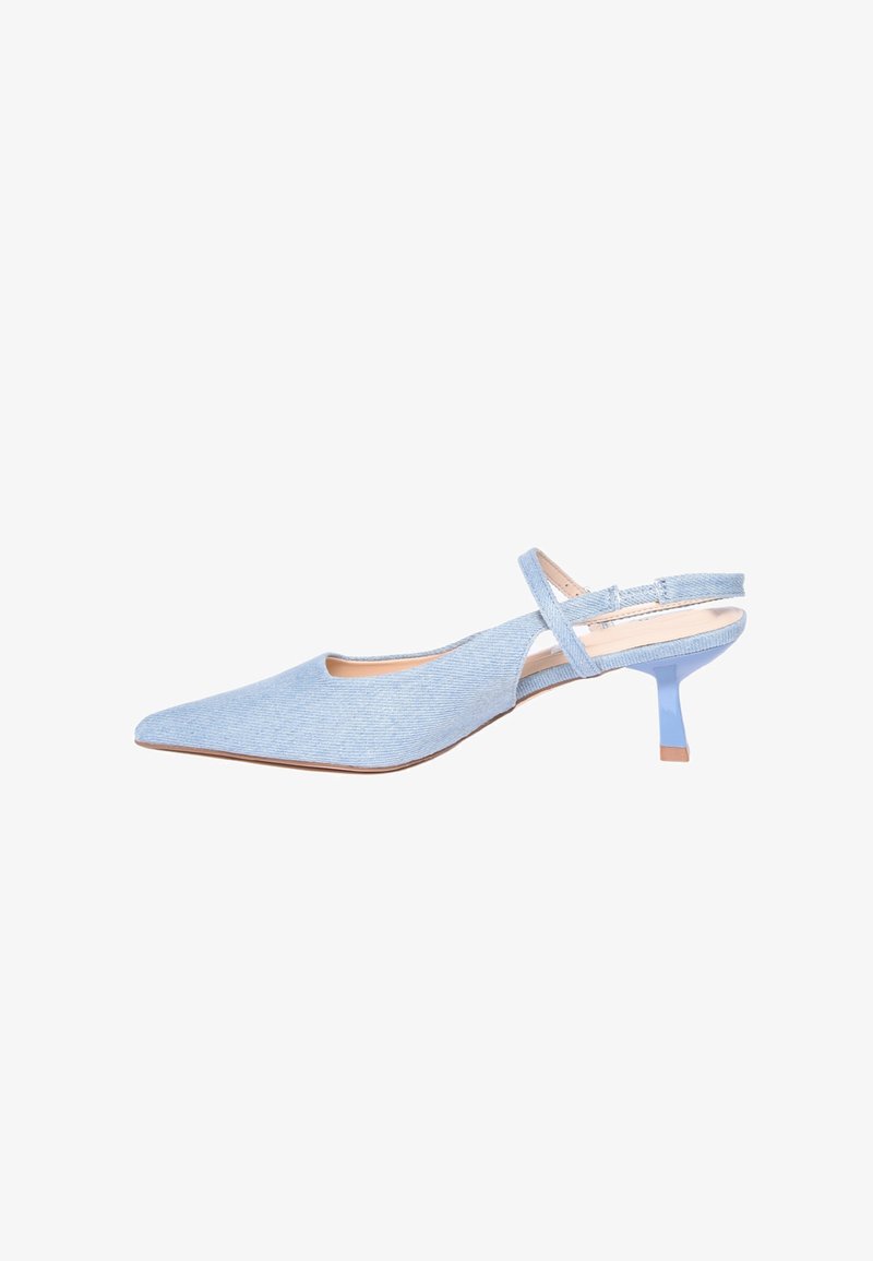 Slingback con tacco in denim blu con punta appuntita, tacco sottile blu e cinturino alla caviglia, caratterizzato da una finitura in tessuto texturizzato.