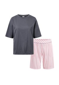 Grijze katoenen t-shirt met een ronde hals en korte mouwen, gecombineerd met roze en witte gestreepte shorts met een zachte elastische tailleband.