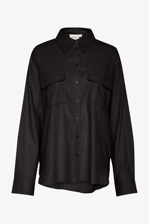 Svart langermet skjorte laget av glatt stoff, med spiss krage, frontlukking med knapper og to brystlommer.