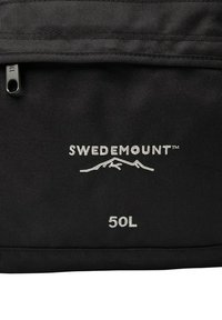 Musta reppu, joka on valmistettu kestävästä kankaasta. Varustettu brodeeratulla "SWEDEMOUNT™" -logolla ja "50L" kapasiteettiindikaattorilla. Vetoketju ylhäällä.